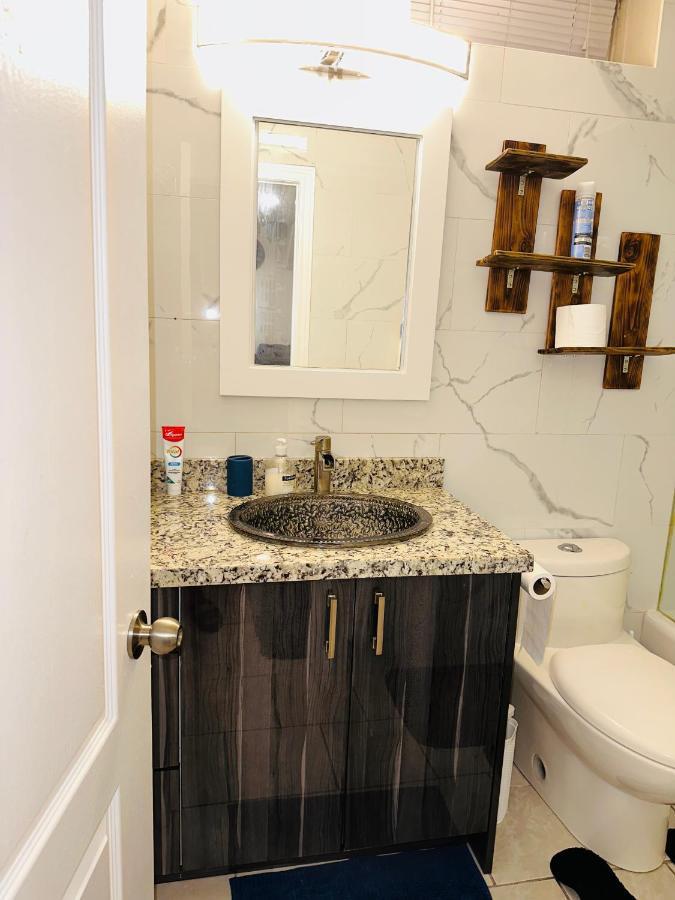 Deluxe Double Room Ii- Hazel Stays Mississauga Exterior photo